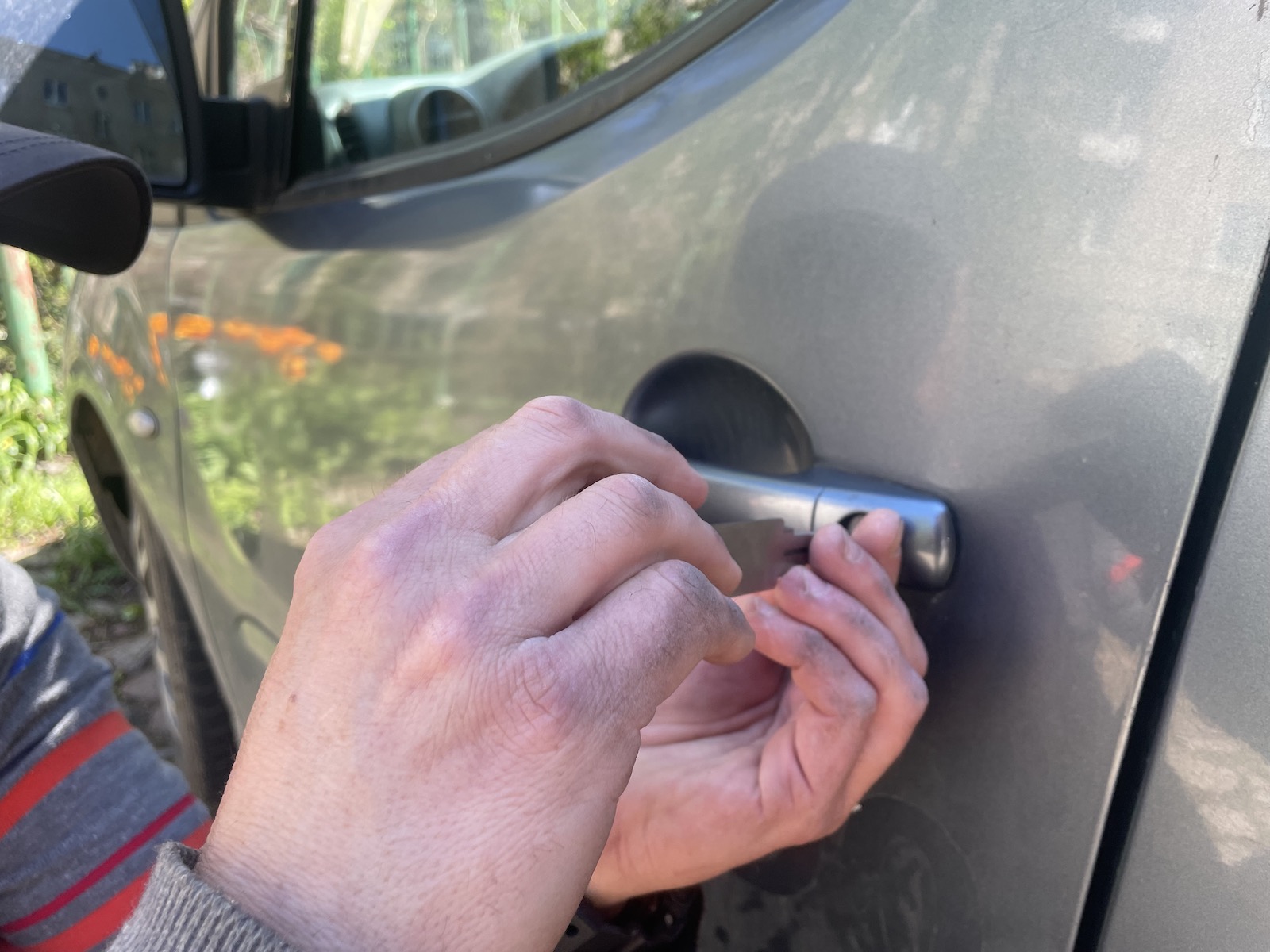 Automobilio durelės atrakinamos visrakčiu