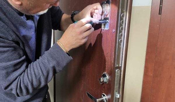 Durų spynų meistras remontuoja spyną
